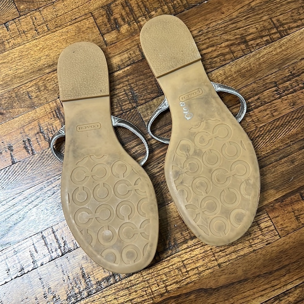 Coach Rachal Sandals thong style silver leather with metal silver coach logo. 7 - Picture 7 of 10
